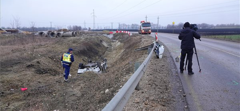 Árokba hajtott egy autó Szolnoknál, ketten meghaltak