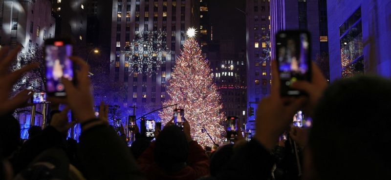 Felkapcsolták a Rockefeller Center 12 tonnás karácsonyfájának fényeit