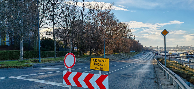 Elviszik a rakpartokon hagyott járműveket az árvíz miatt