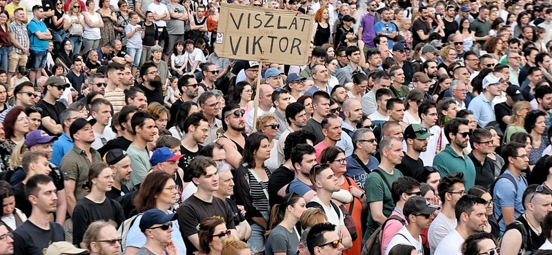 „Ez már a kormánypárti ismerőseimnek is sok” – videón a Polgári Ellenállás Kossuth téri zászlóbontása