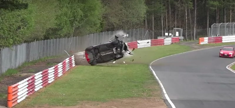 Ezt a Renault Cliót csúnány összetörték a Nürburgringen – videó