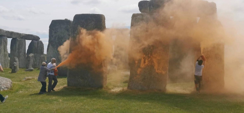 Klímaaktivisták fújták le festékkel a Stonehenge-et