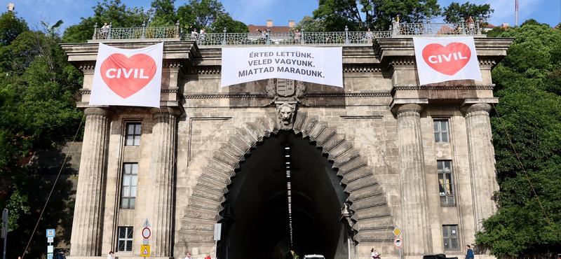 Molinóval akcióztak a civilek a Váralagútnál, tiltakoztak a kormány törvénytervezete ellen