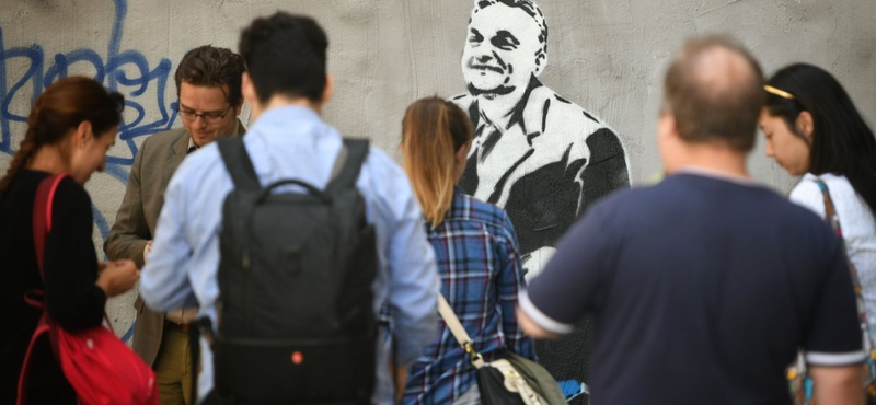 Már le is festették a vonatozó Orbán-graffitit