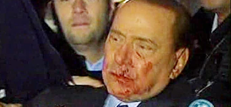 Fém szuvenírt vágtak Berlusconi arcába - videó