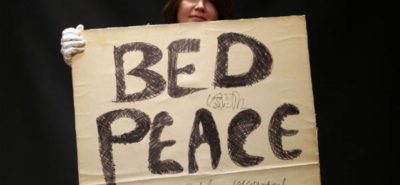 Bed Peace - Lennon és Yoko Ono hálószoba plakátja 35,5 millióért kelt el