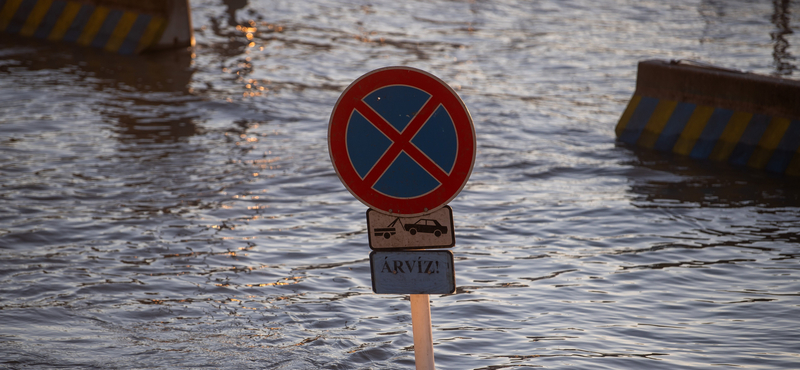 Budapesten hétfőtől lezárják a rakpartot az áradó Duna miatt