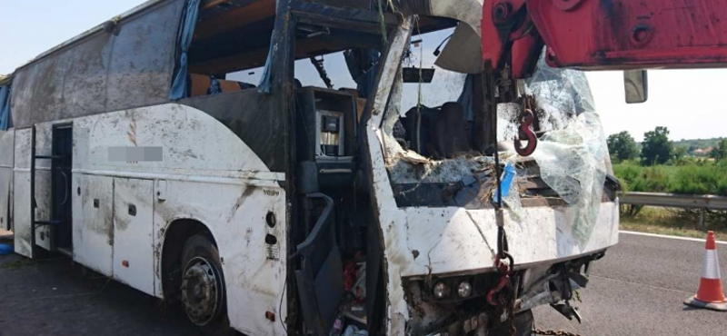 21 sérült az M3-ason: a rendőrök szerint elaludt a turistabusz sofőrje