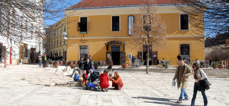 Nemsokára eltüntetik a hírhedt bukdácsolós burkolatot Pécs belvárosából