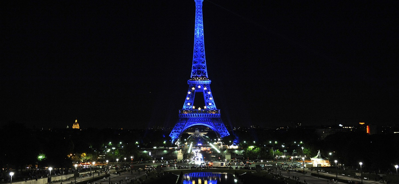 Megbüntetik a turistát, ha Eiffel-tornyos szelfit tesz a Facebookra?