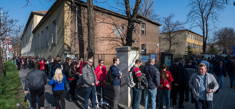 Kígyózó sorok: az MSZP vizet kér a sorban állóknak