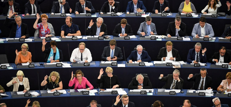 Támogatja az EP, hogy jogállamisághoz kössék az EU-pénzeket, a Fidesz nemmel szavazott