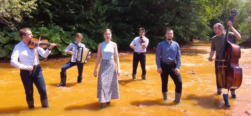 Sárga vízben, gumicsizmában állva húzták el a Zavaros a Sajó vize című dalt – videó