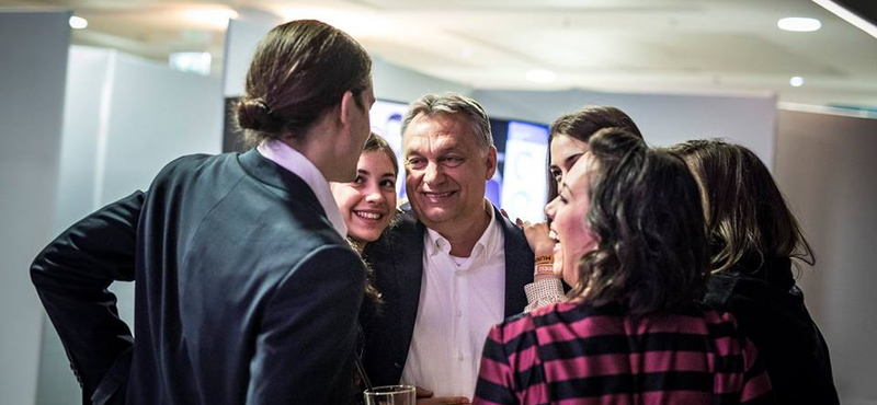 Családja ölelgette Orbánt a győzelem után – fotók