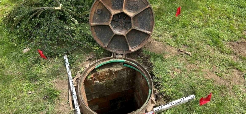 Régi emésztőgödörből mentettek ki egy testvérpárt Kakasdon