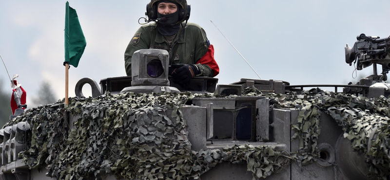 Erős magyar hadsereget akar a honvédelmi miniszter