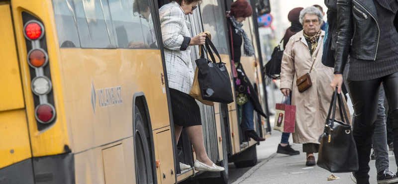 Kimerülten járnak dolgozni a buszsofőrök a túlórák miatt