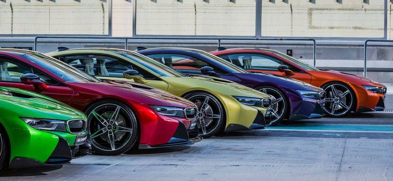 Ilyen színkavalkádban sem láttuk még a BMW i8-at