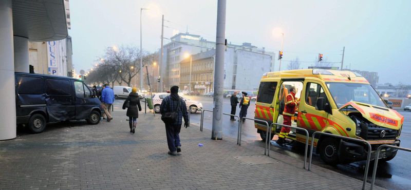 Mentő karambolozott a Váci úton Budapesten, nagy a dugó