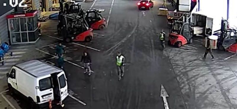 A hét rendőrségi videója, amikor targoncával kapták el a menekülő tolvajokat