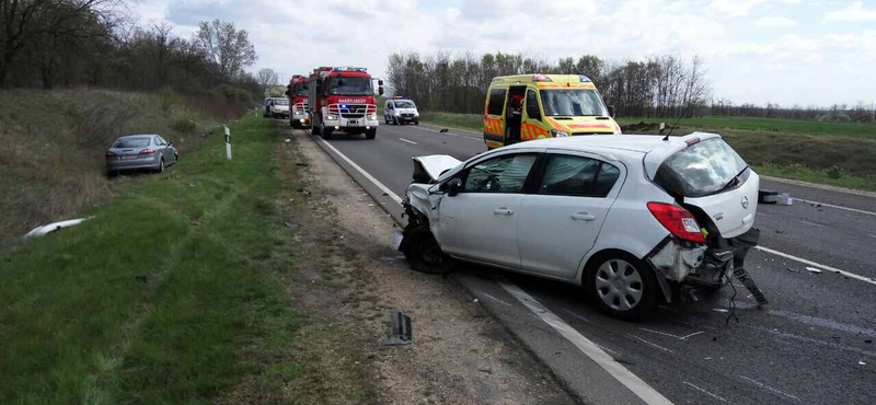 Feszítővágóval emelték ki a holttesteket a 4-es úti négyes karambol után - fotók