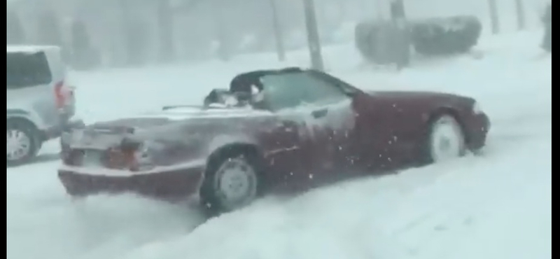 Az amerikai utak új hőse a férfi, aki Mercedes kabrióban autózott a hóviharban – videó