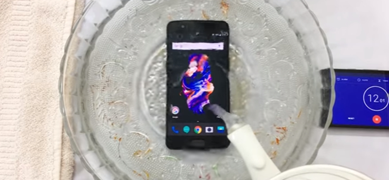 Vízbe tették a OnePlus 5-öt, és ez történt vele