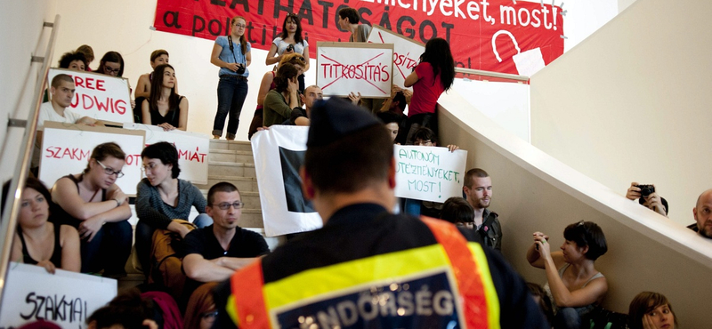 Rendőrök érkeztek a múzeumfoglaló sztrájkolókhoz