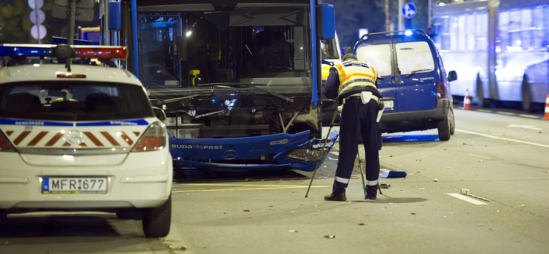 Összetört egy új busz a Szentmihályi úton – fotók