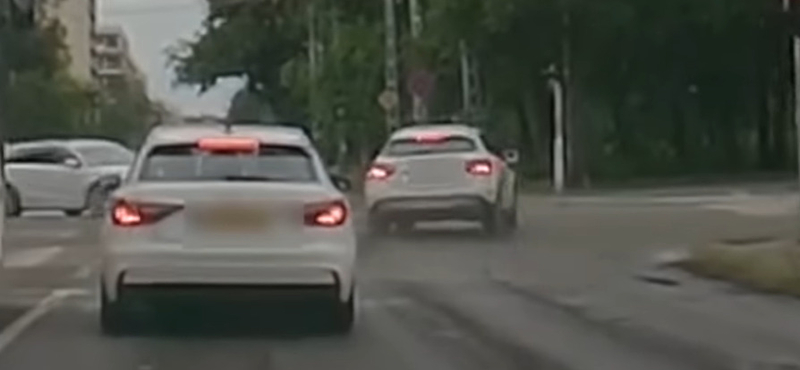 Egy fővárosi kereszteződésben mutatta be egy autós élesben, miről is szól a jávorszarvas-teszt – videó