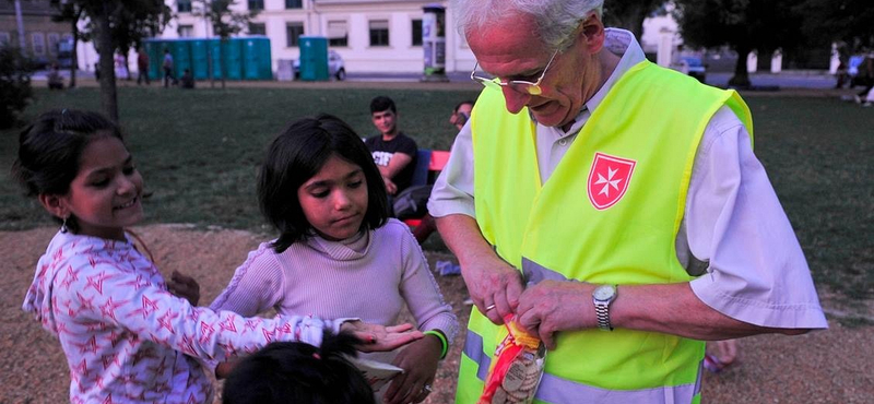 Fotók: Sólyom László menekültek között töltött egy estét a Keletiben