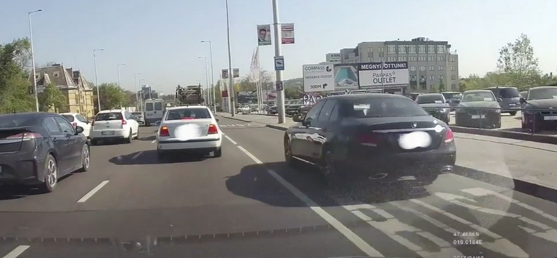 A nap videója: a Budaörsi út buszsávjában előzött a Mercedes sofőrje, aztán jött a meglepetés