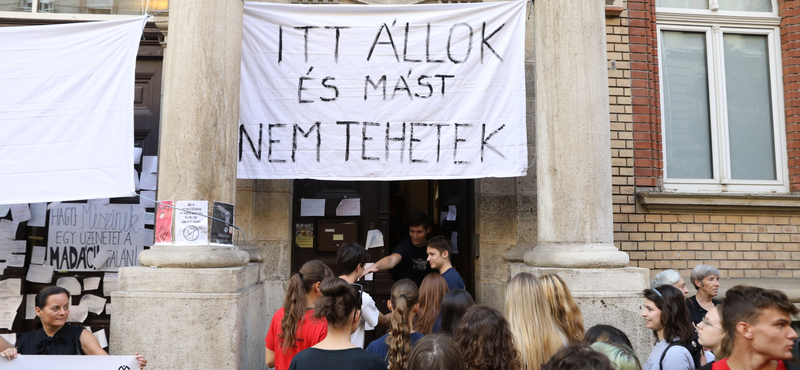 Tüntetéssel kezdődött a tanév a Madách Imre Gimnázium előtt