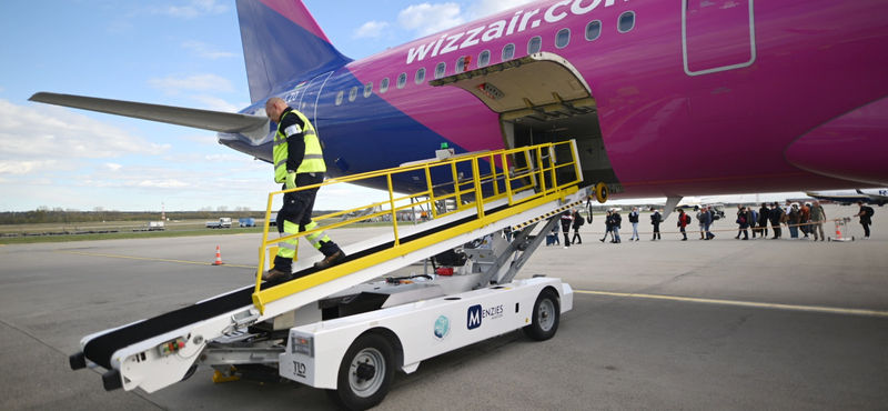 Engedély nélkül szálltak fel az utasok a Wizz Air gépére Budapesten, a rendőröknek kellett leszállítaniuk őket