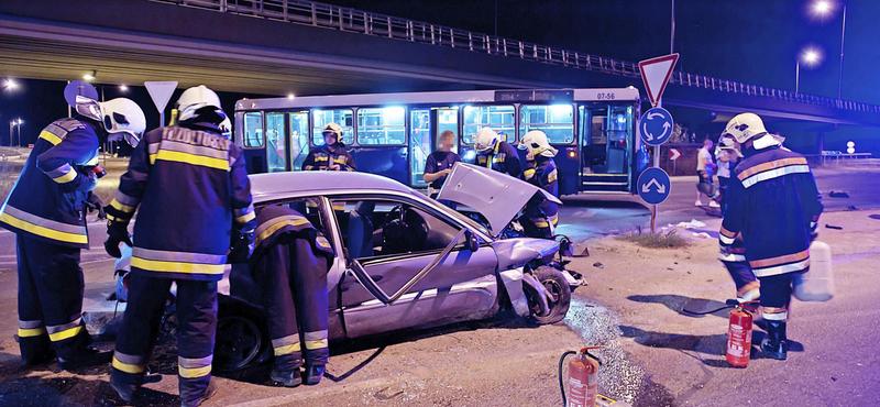 Fotók: szaltózott egy autó a körforgalomban, civilek mentették a sérülteket