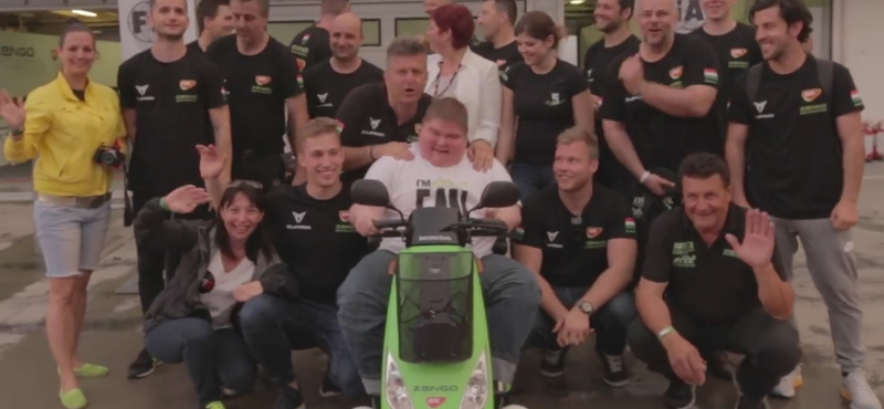 Megható videó: a magyar versenycsapat különleges ajándékkal lepte meg szurkolóját