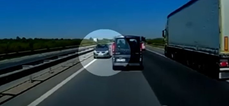 Videón, ahogy a forgalommal szemben hajtott egy 80 éves nő a bukaresti autópályán