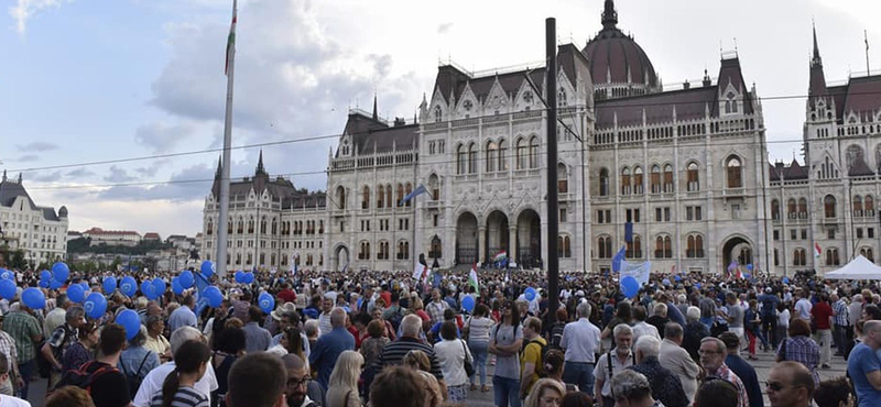 Ádert óvhatta a titokzatos fegyveres a Parlamentnél