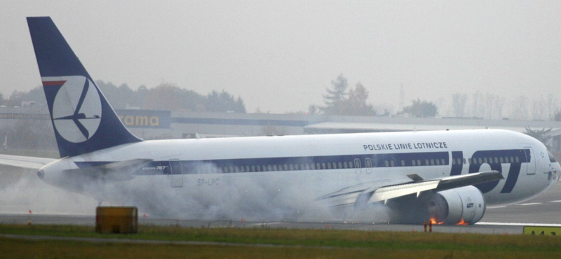 Fotó: kényszerleszállás Varsóban: a hasán csúszott egy Boeing