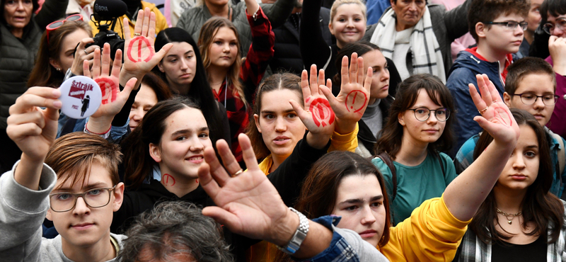 Zúgott az "Orbán, takarodj!", a szervezők szerint 80 ezres volt a tüntető tömeg