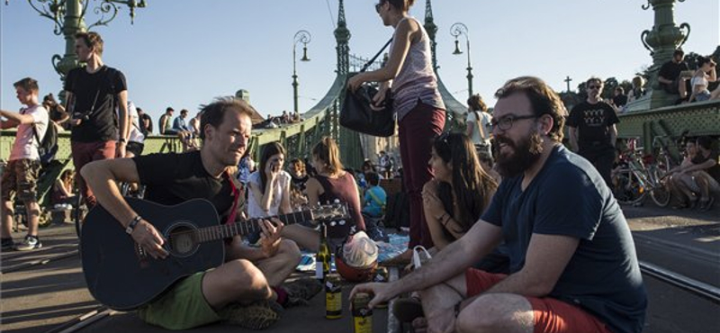 Ott piknikeztek Budapesten, ahol máskor villamosok dübörögnek – fotók