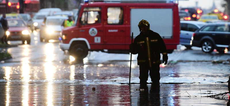 Szakadni fog az eső vasárnap, villámárvizekre figyelmeztet a katasztrófavédelem