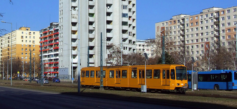 Busz és villamos ütközött Budapesten, hárman megsérültek