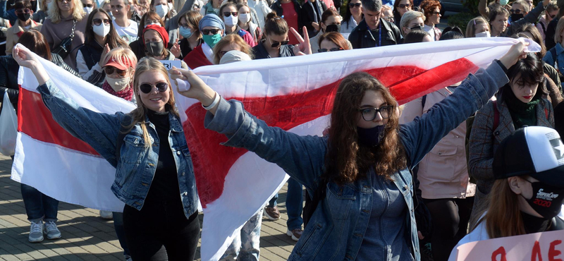 Újra tízezrek vonultak a belarusz utcákra, 77 tüntetőt vettek őrizetbe