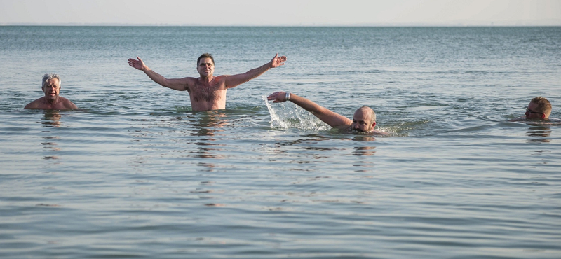 Ki az, aki ilyenkor fürdik egyet a Balatonban?