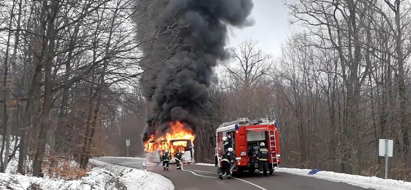 Videó: Félelmetes látni, ahogy sűrű füsttel porig ég a mátraházi busz