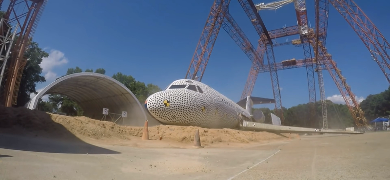 A földre dobtak egy 15 tonnás repülőt a NASA szakemberei, de jó okkal – videó