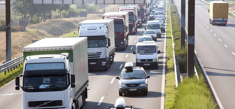 Túlterhelt teherautókra vadásznak hétfőn az M1-esen, ezért lehet dugó