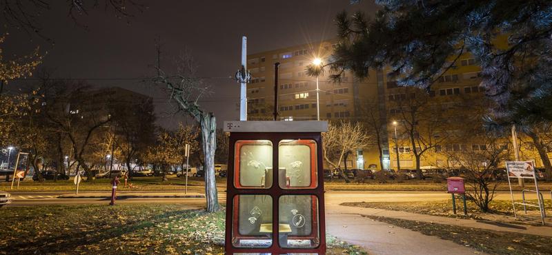 Kis magyar abszurd: senki nem vállalja a rohadó telefonfülkéket