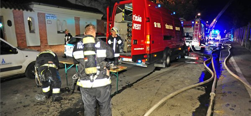 Kiégett egy belvárosi tetőtér Budapesten